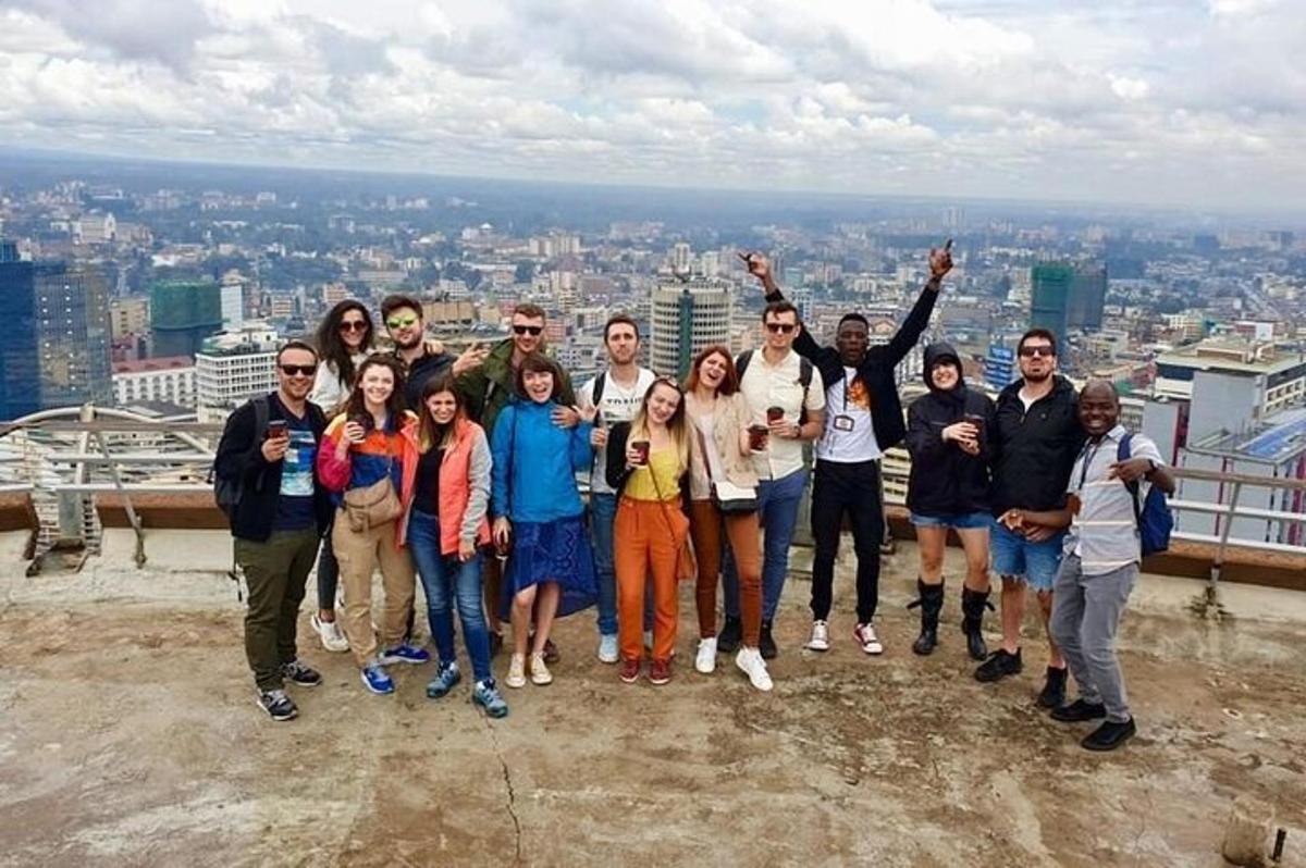 grupp inimesi poseerib torni tipus pildi jaoks