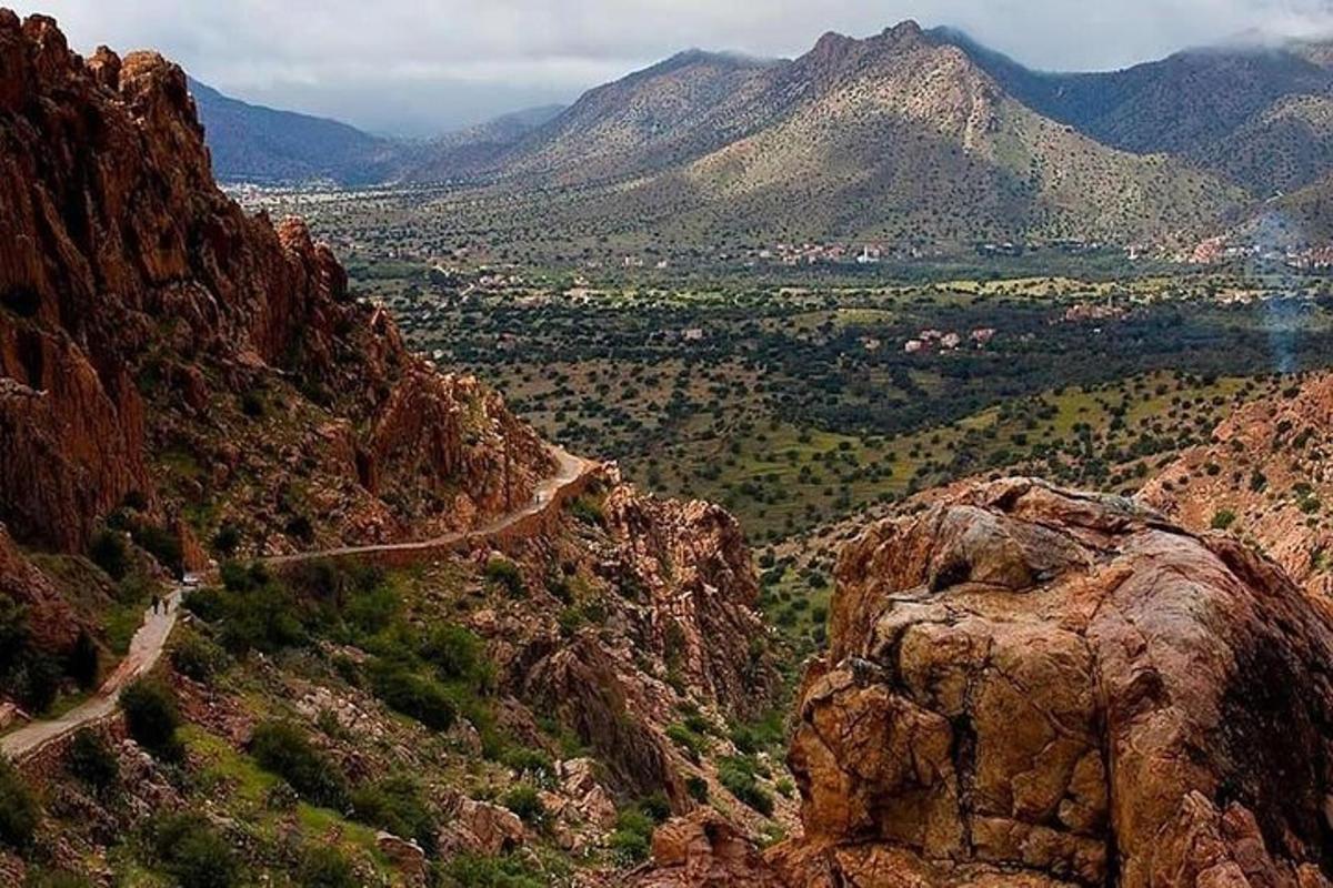 una vista di una montagna con una strada su di essa