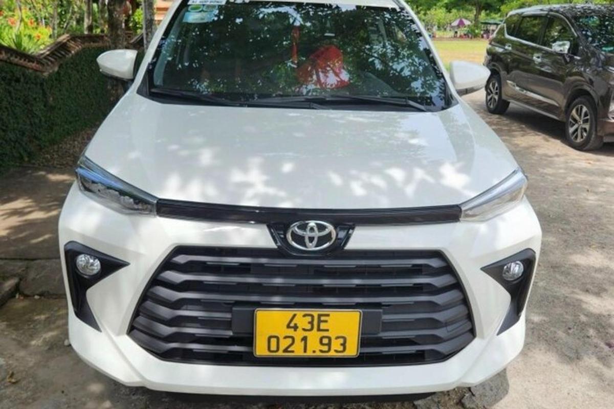 Hvítur Toyota Fortuner lagður í innkeyrslunni