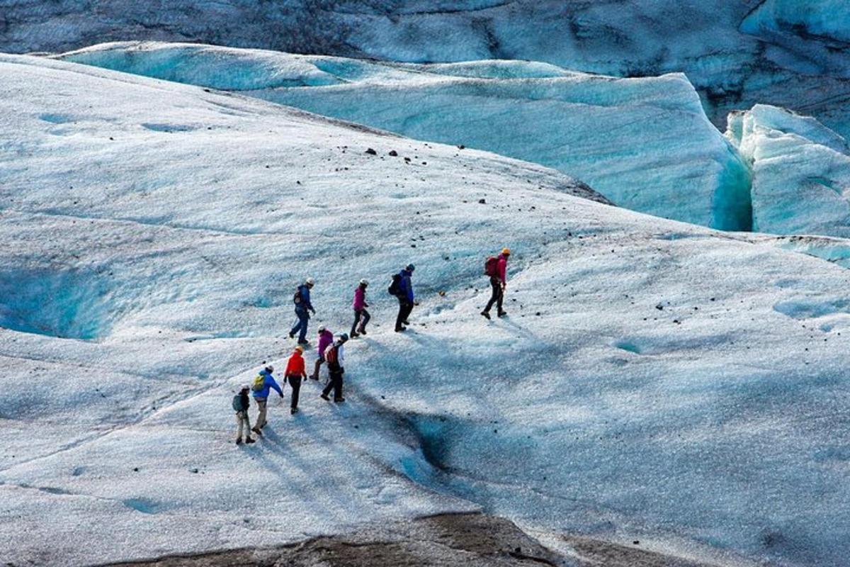 isang grupo ng mga taong naglalakad sa isang glacier