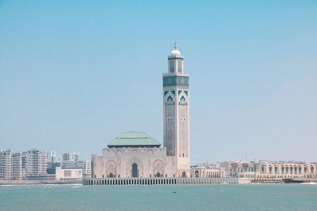 un grande edificio con una torre dell'orologio in cima all'acqua