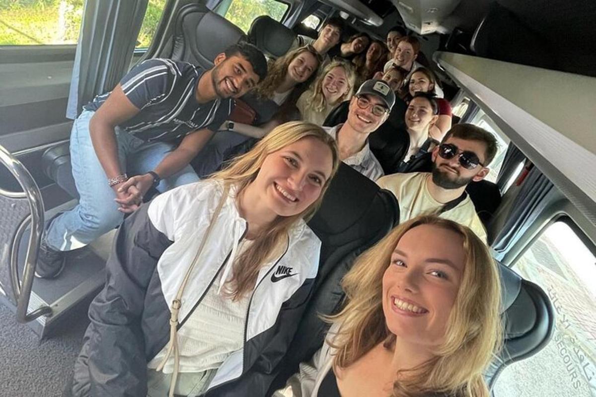 egy csoport ember ül egy busz hátuljában