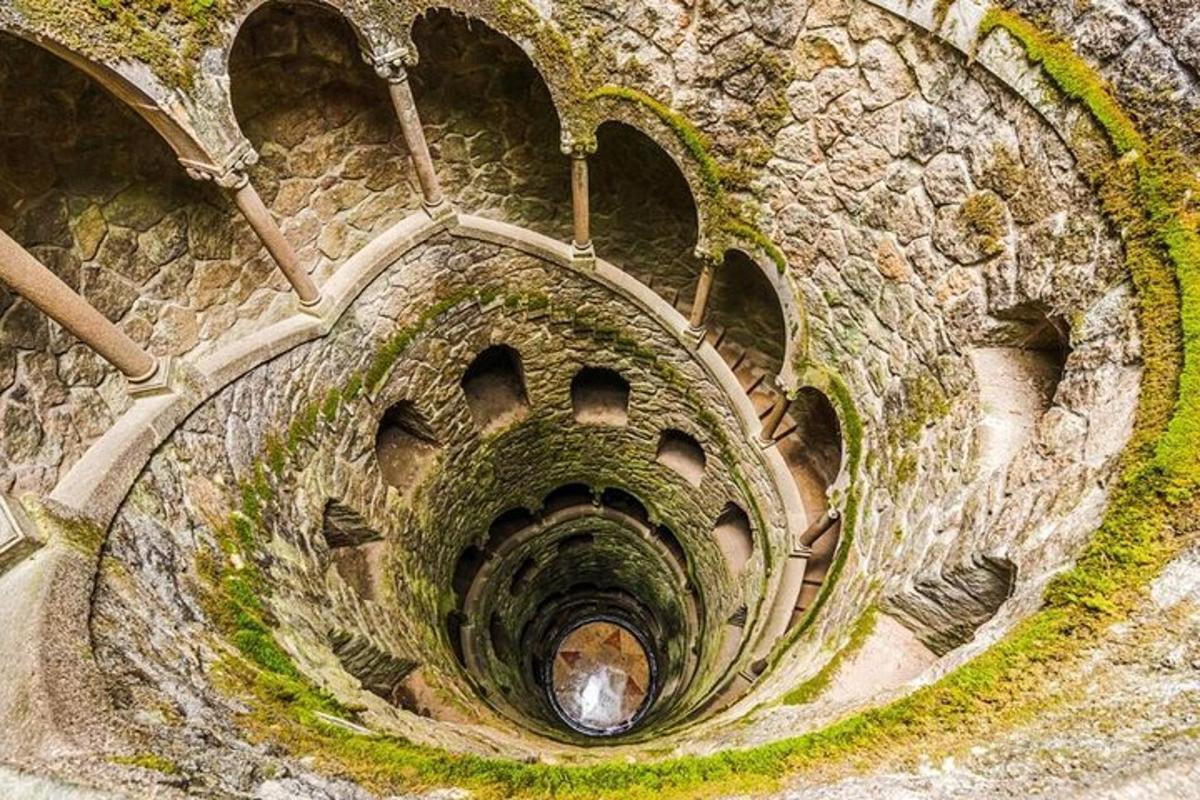 starý kamenný tunel s dírou uprostřed