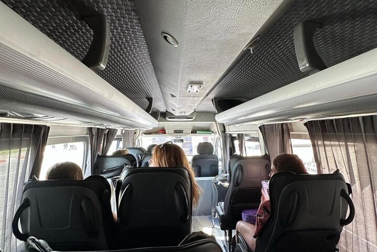 egy csoport ember ül egy busz hátuljában