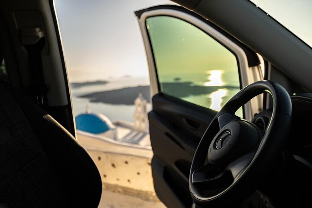 una vista del volante de un coche