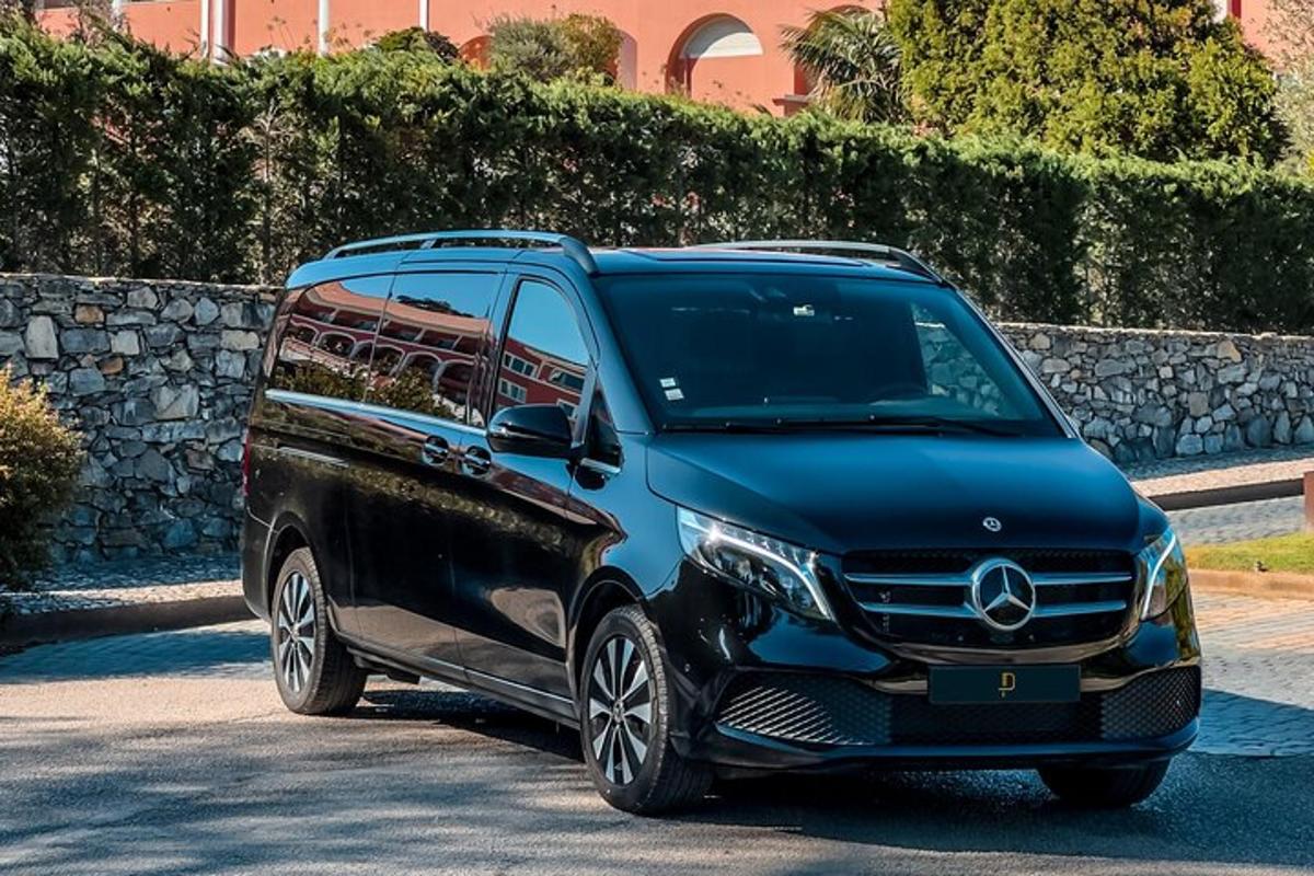 синій позашляховик Mercedes Benz, припаркований на вулиці
