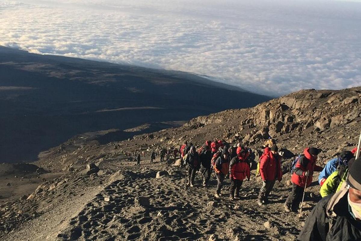 un grup de persones que pugen pel vessant d'una muntanya