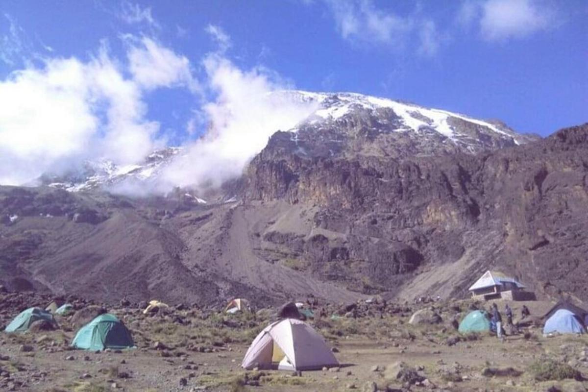 een groep tenten voor een berg