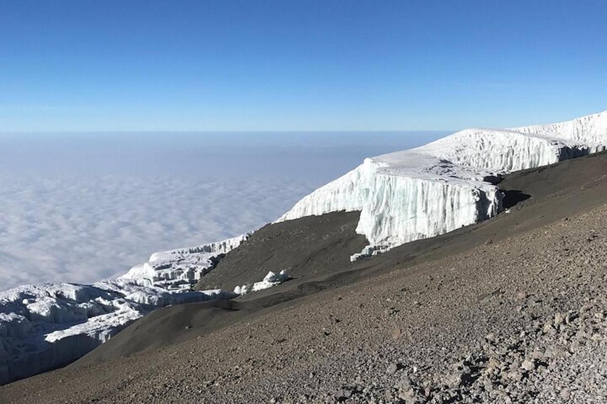 uma vista de uma montanha coberta de neve e do oceano