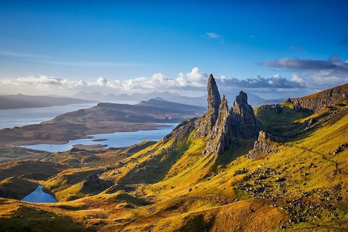 fjall með turni ofan á