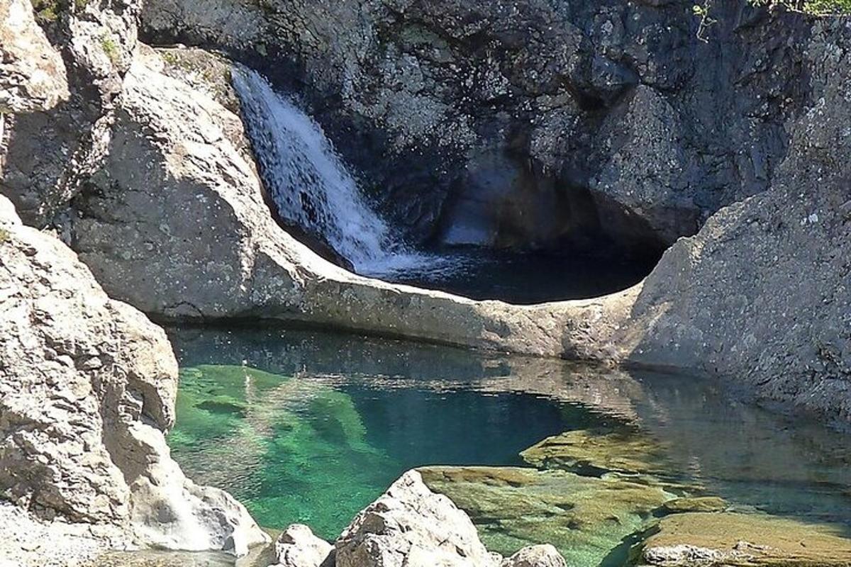 vatnspollur fyrir framan foss