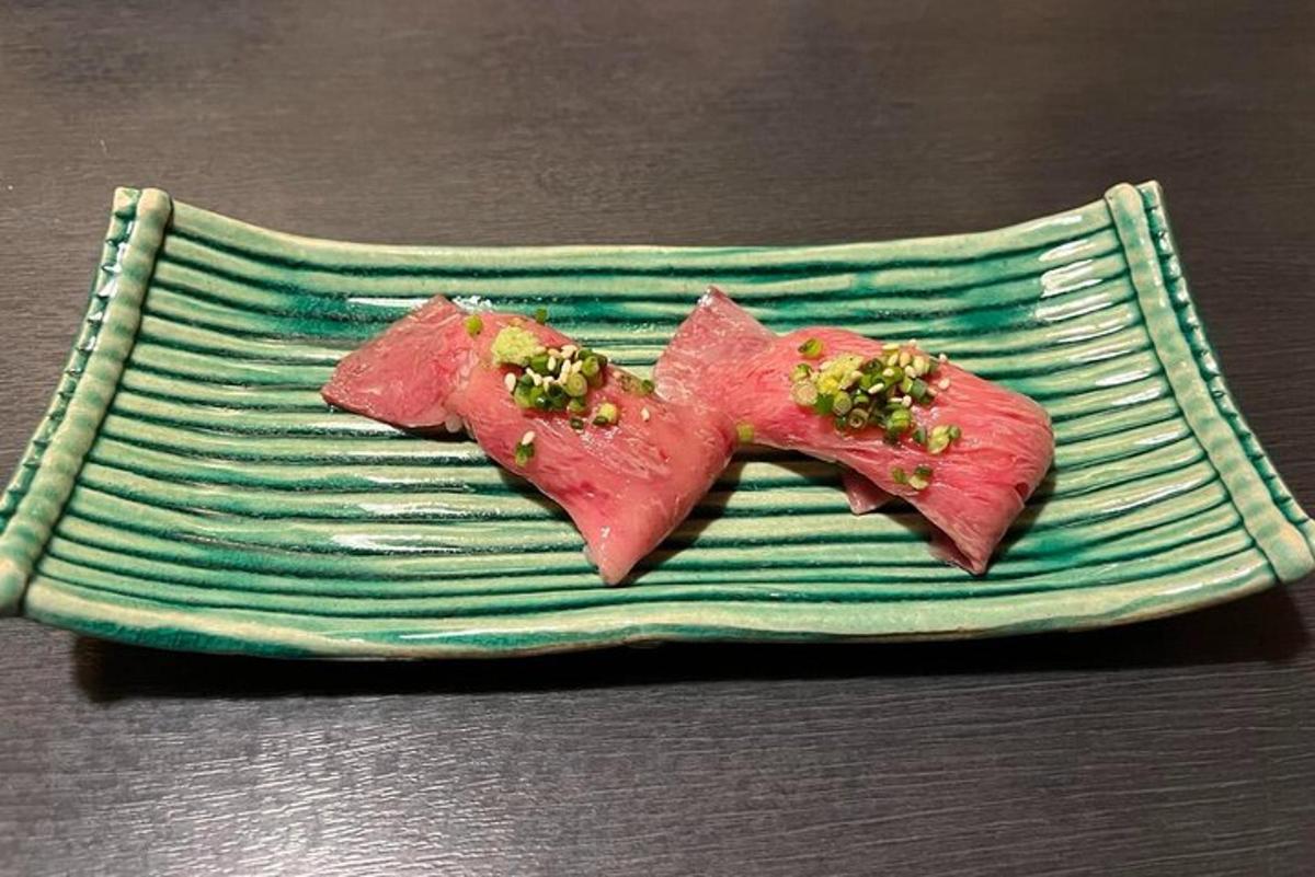 due pezzi di pesce adagiati su un piatto verde