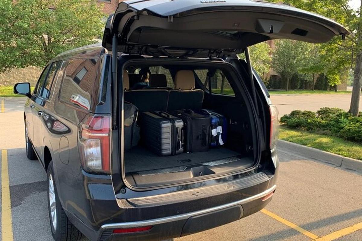 một chiếc xe suv với cốp xe mở và hành lý bên trong