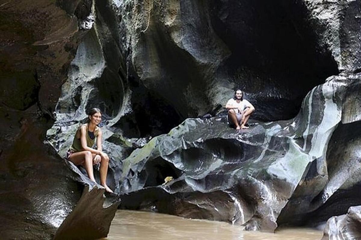 ein Mann und eine Frau sitzen auf einem Felsen im Wasser