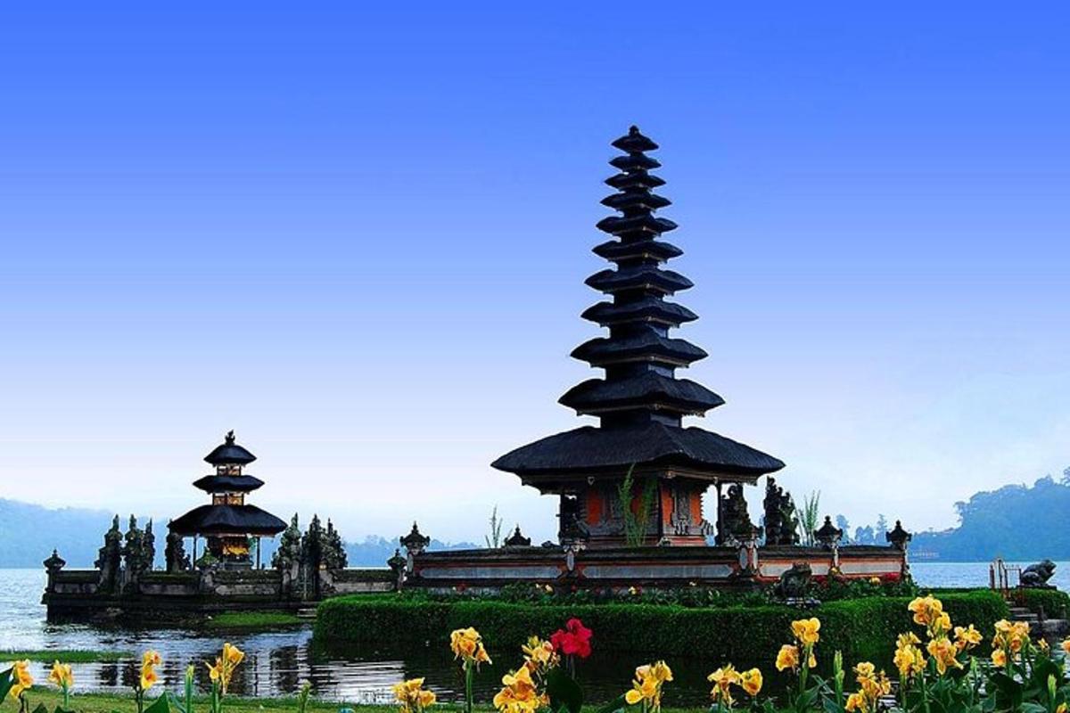 pagoda uprostřed jezera s květinami