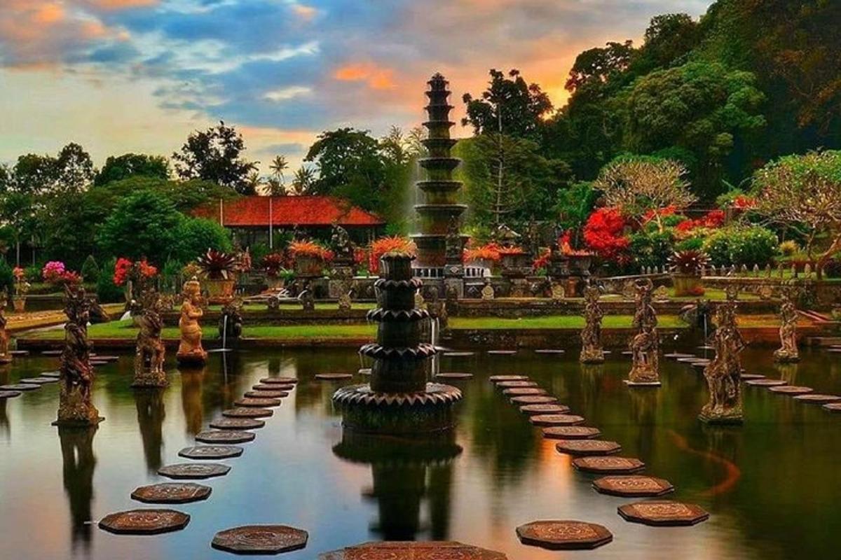 um jardim com uma fonte no meio da água