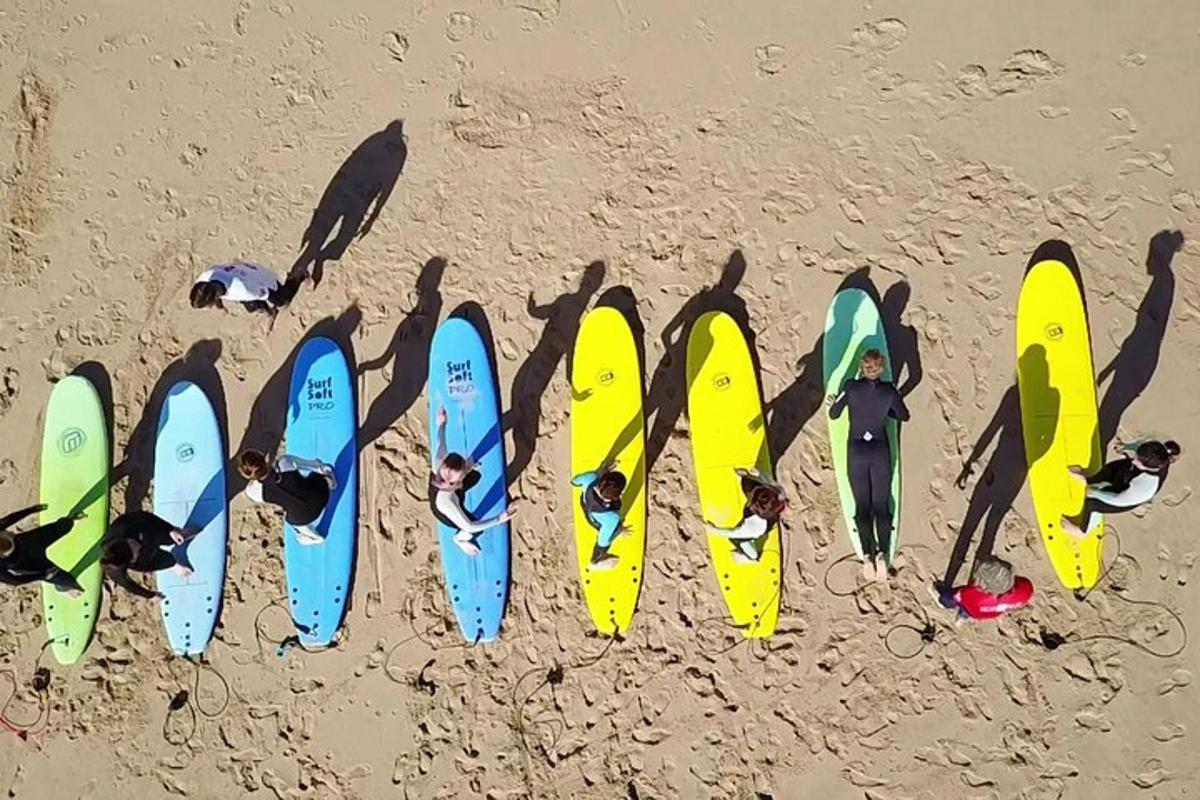 Un grupo de personas en la playa con sus tablas de surf