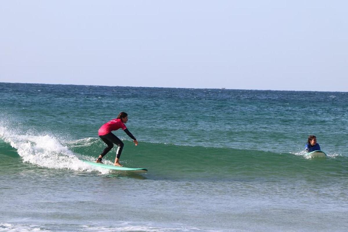 una persona montando una ola en una tabla de surf en el océano