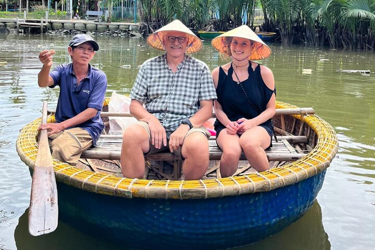 tre persone sedute su una barca sull'acqua