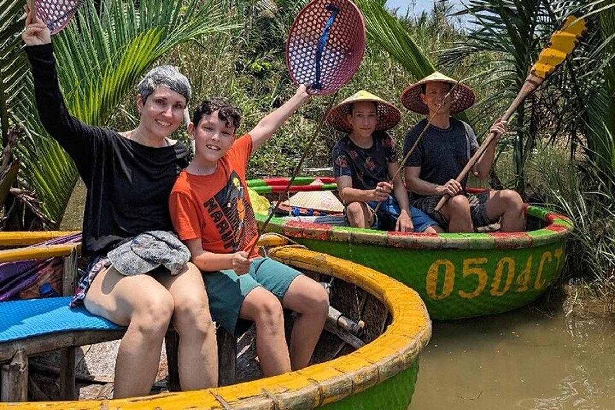 un gruppo di persone sedute su barche in acqua