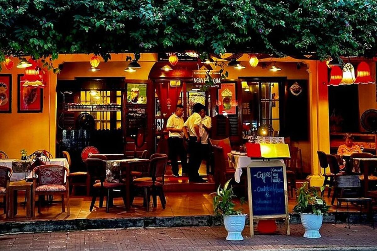 due uomini in piedi fuori da un ristorante con tavoli e sedie
