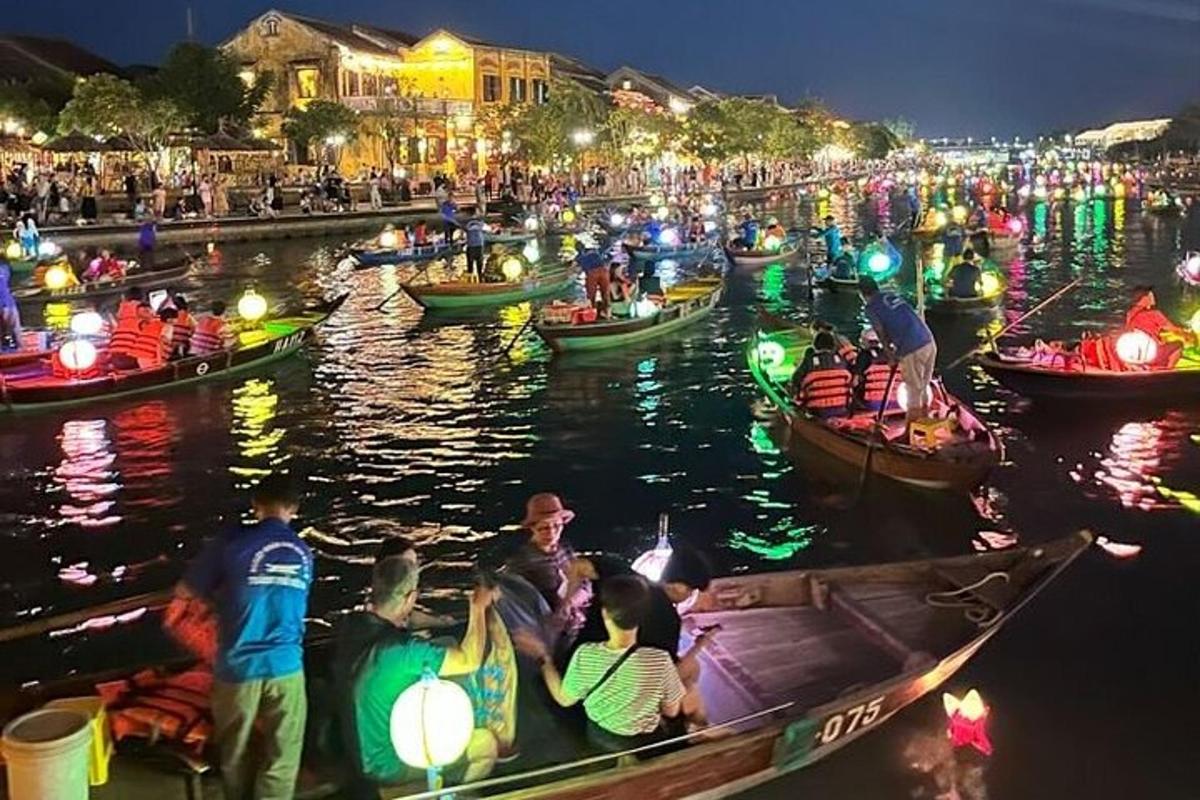 un gruppo di persone in barche in acqua di notte