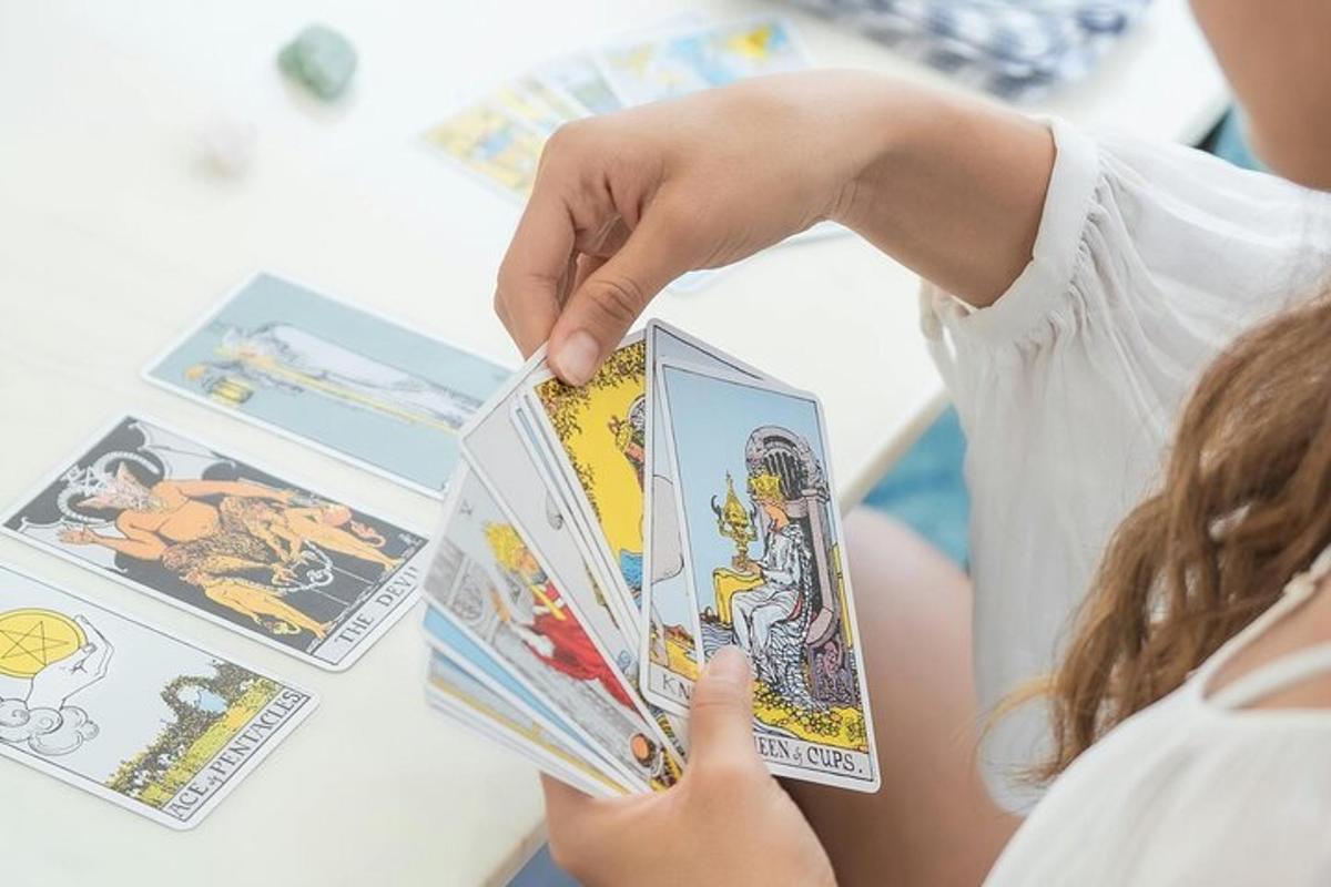 una bambina tiene in mano un fumetto