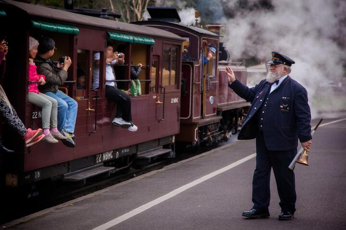 un uomo in uniforme in piedi accanto a un treno