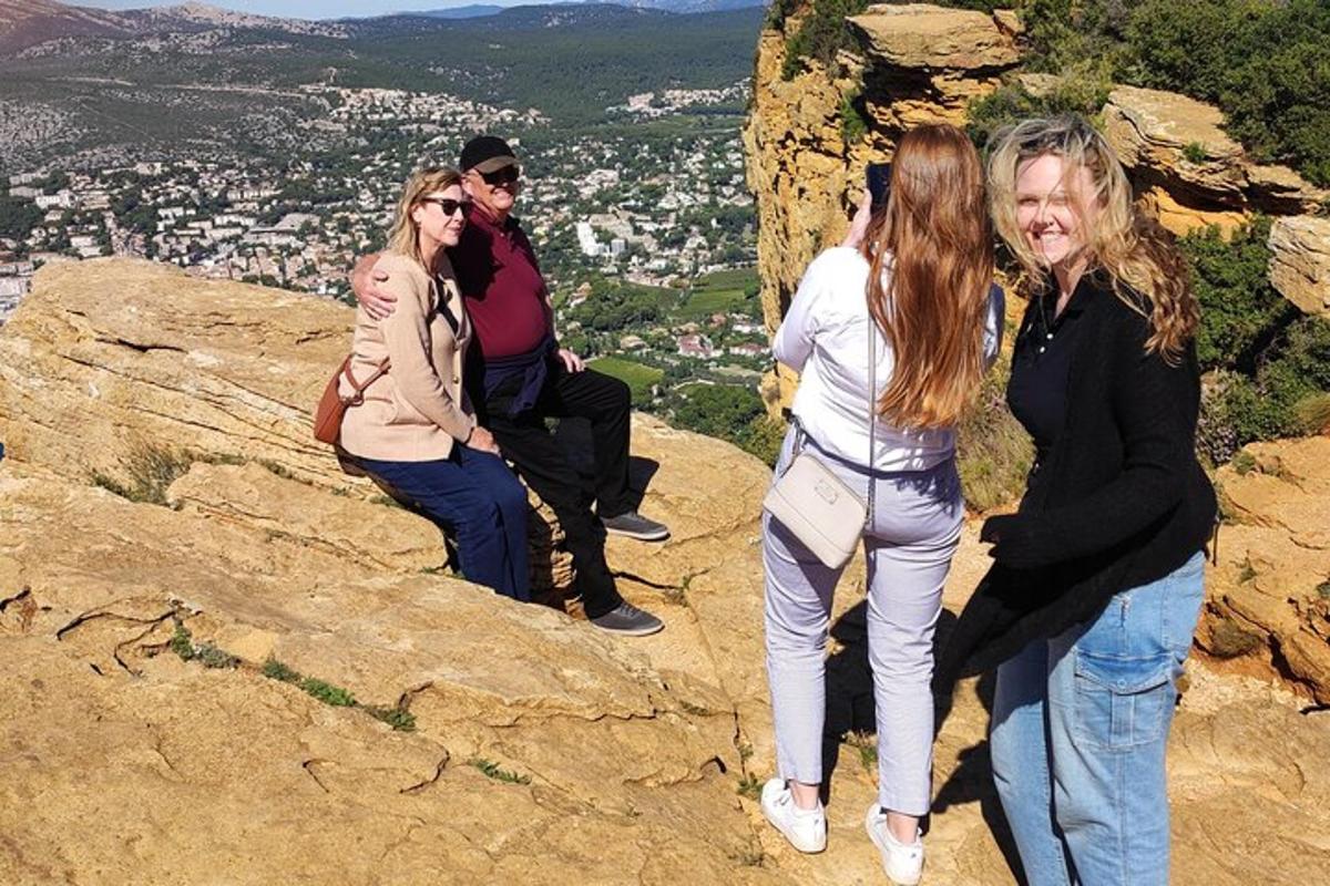 grupp inimesi, kes seisavad mäe tipus