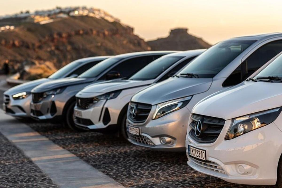 una fila di auto parcheggiate in un parcheggio