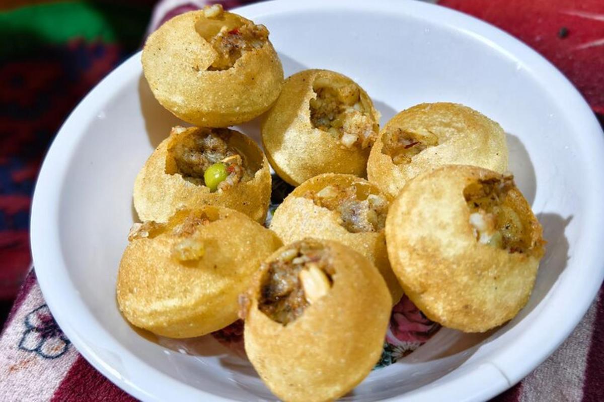 bílý talíř mini muffinů na stole