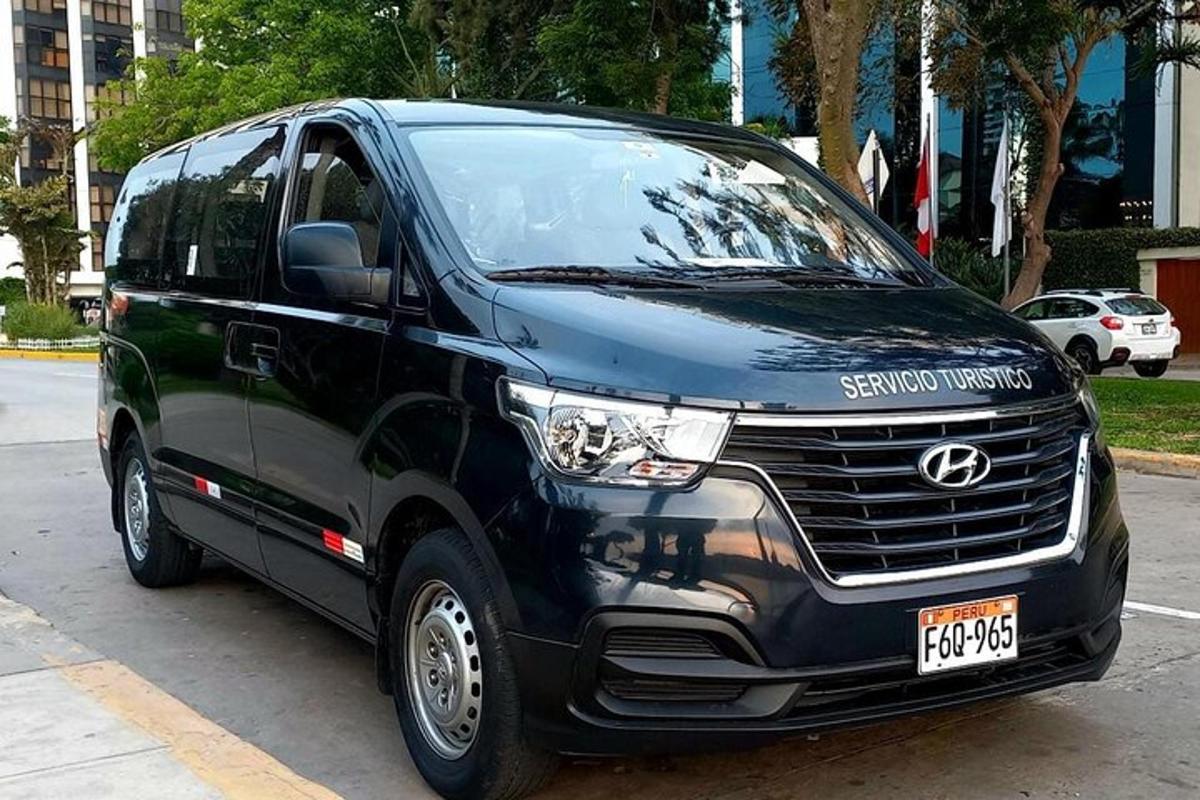 sebuah mobil van hitam diparkir di tempat parkir