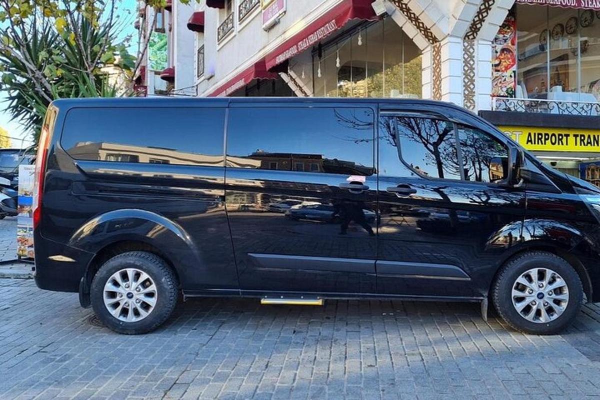 sebuah mobil van hitam diparkir di jalan