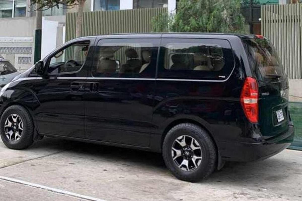 sebuah mobil van hitam diparkir di tempat parkir