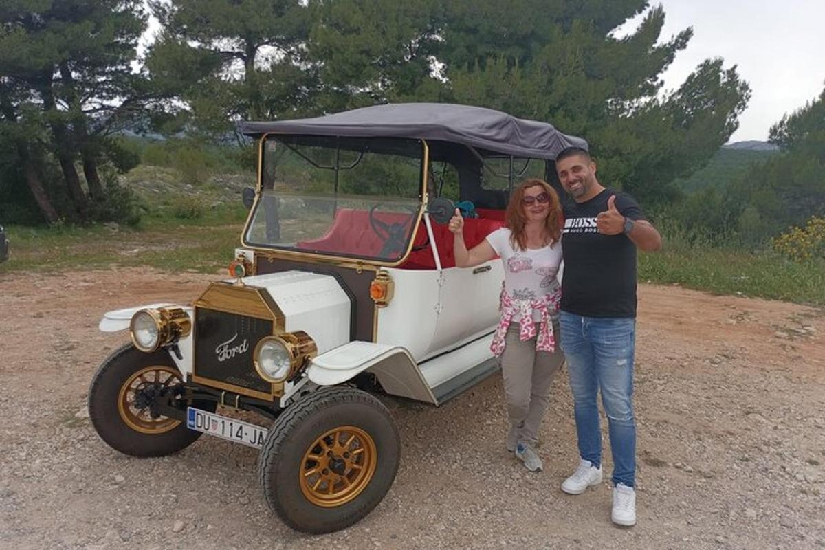 muž a žena stojící vedle malého auta