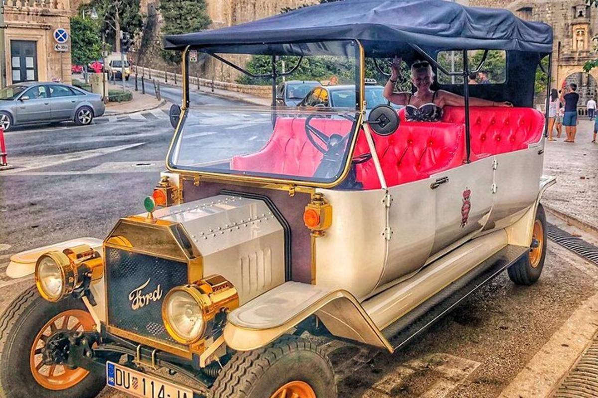 osoba řídící golfový vozík na městské ulici