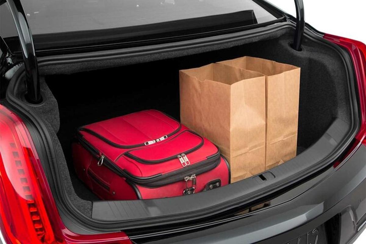 Un maletero de un coche con un bolso y equipaje