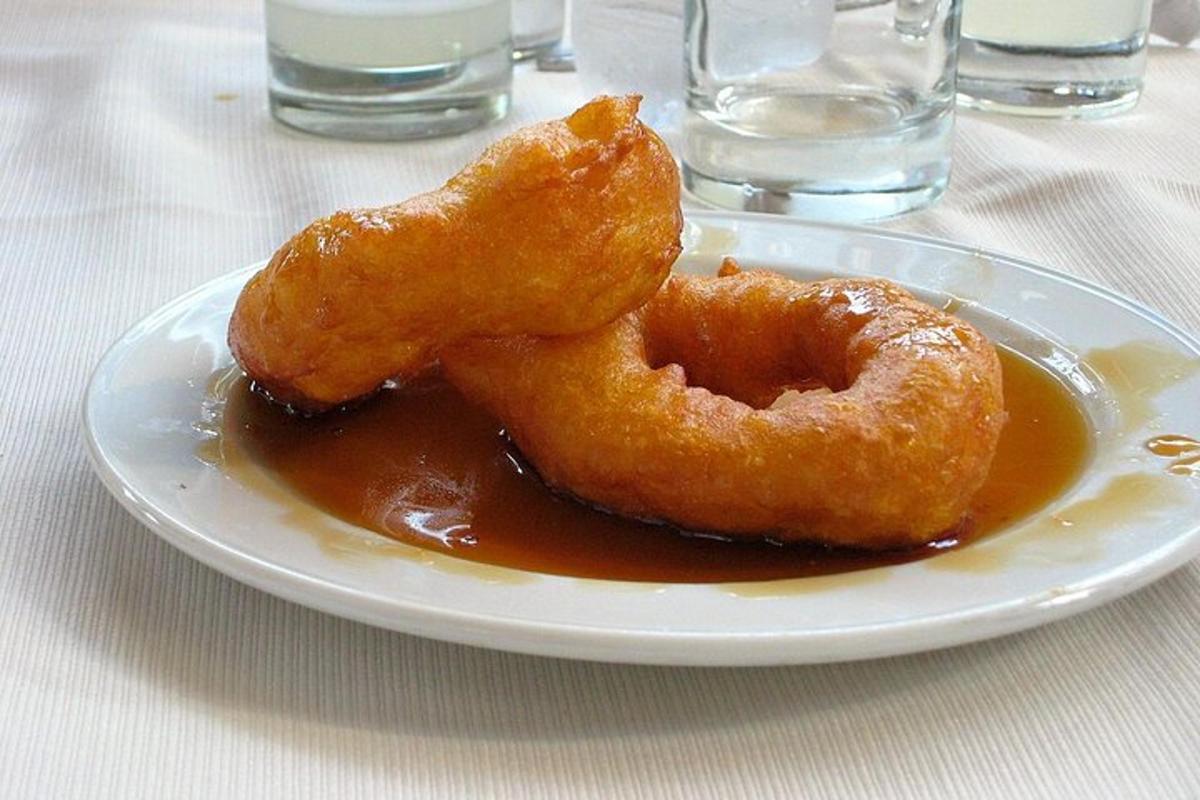 dua biji donat goreng di atas pinggan di atas meja