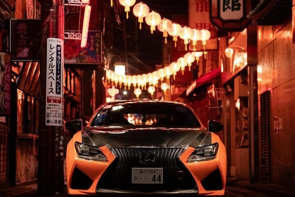 停在城市街道上的一辆汽车