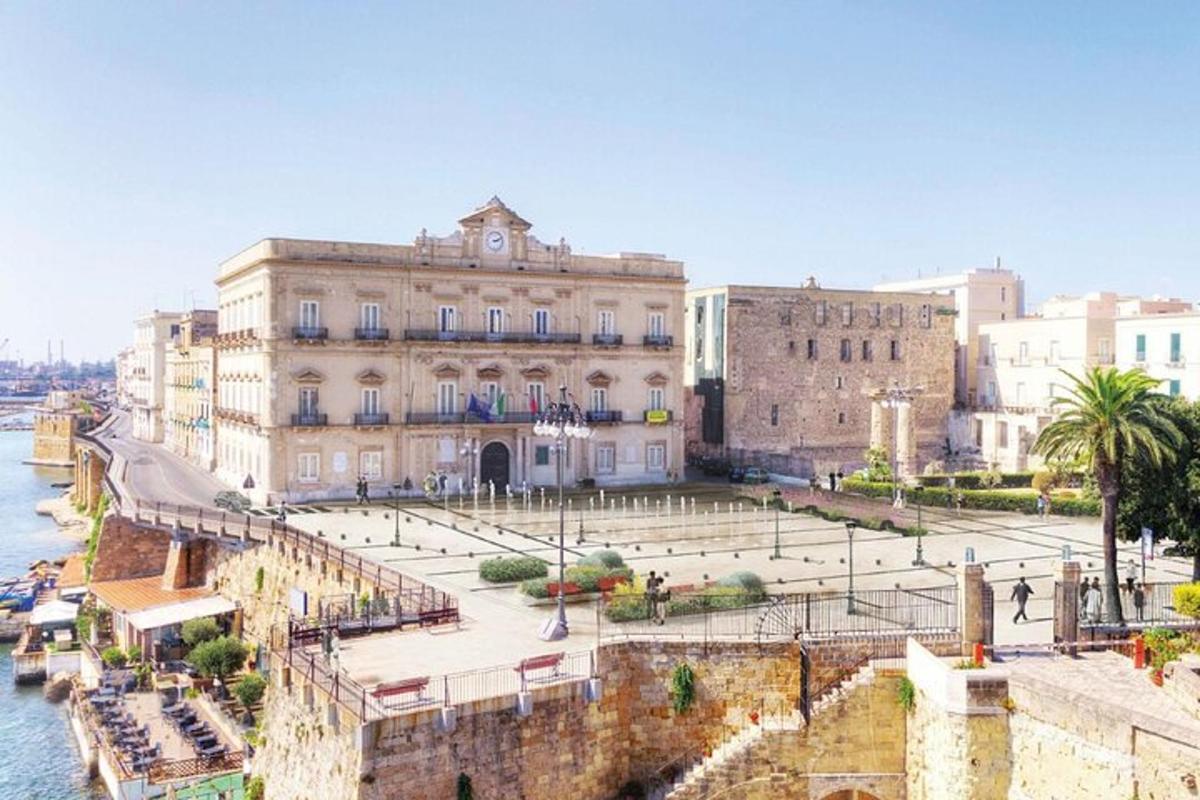 靠近水域的大型建筑