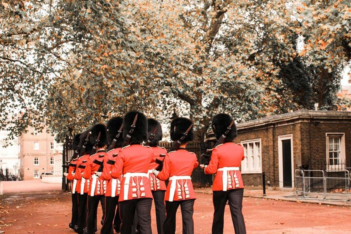 skupina dievčat v červeno-bielych uniformách