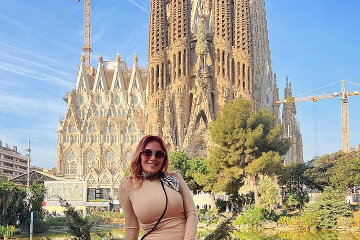 una donna in piedi davanti a una cattedrale