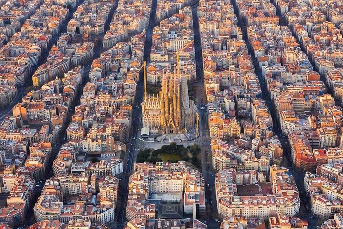 una vista aerea di una grande città con edifici