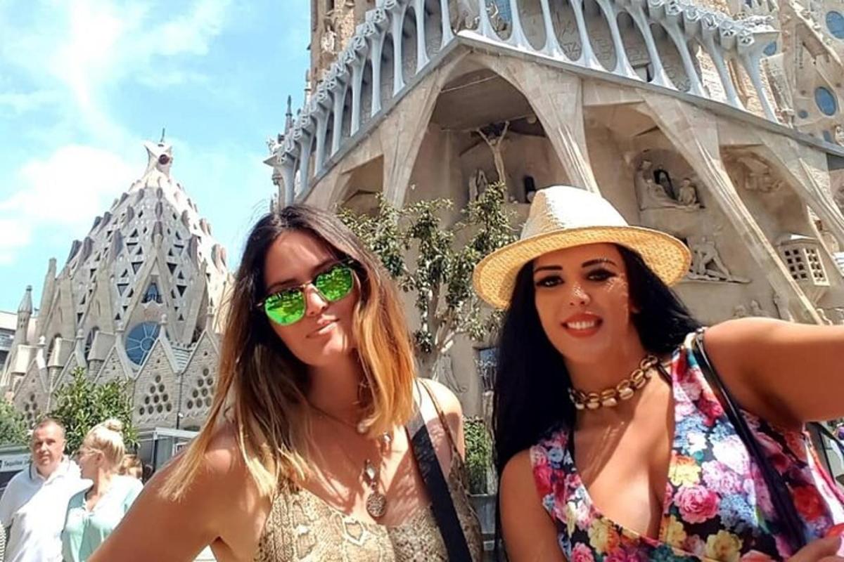 due donne in piedi una accanto all'altra davanti a un edificio