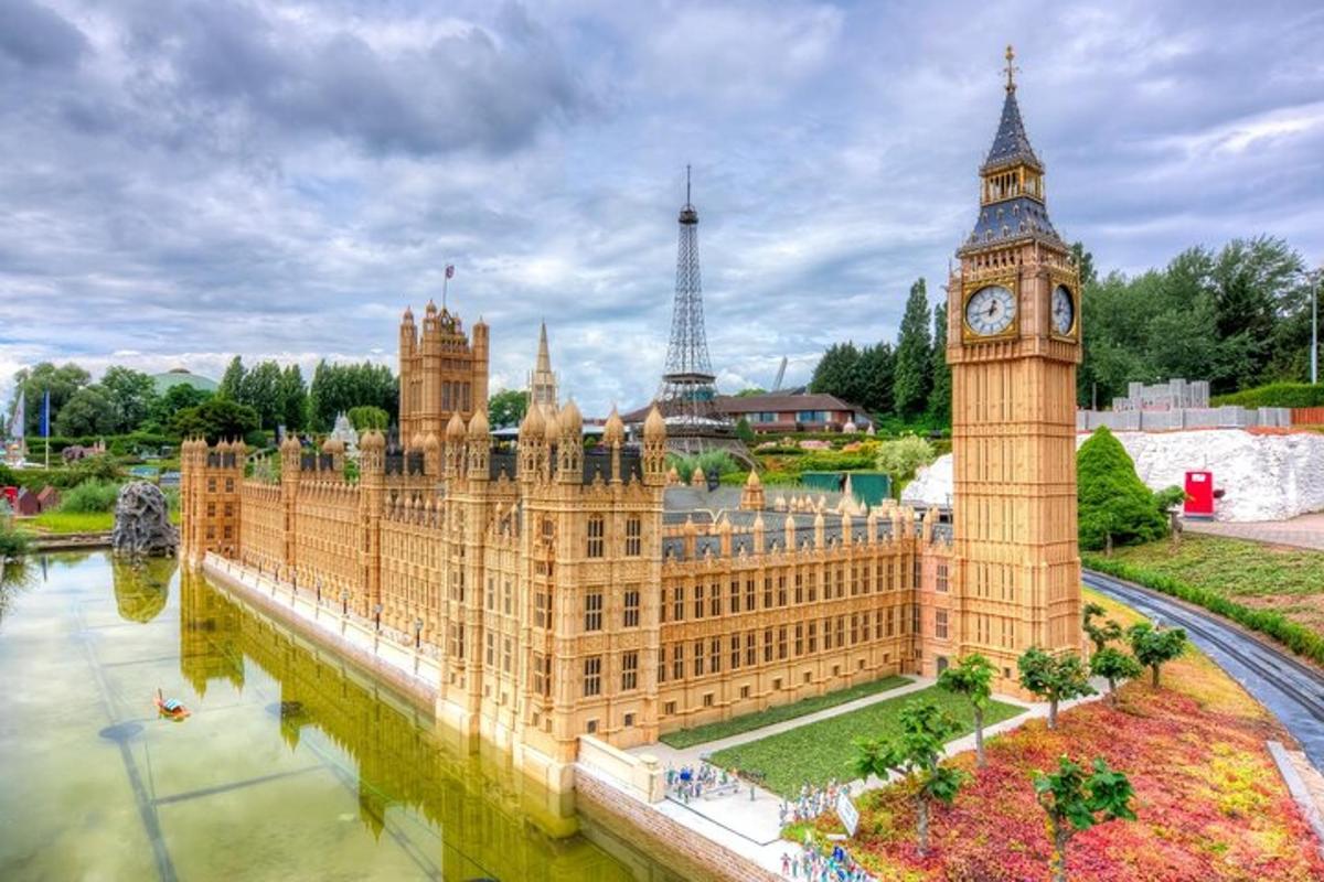 un gran edifici amb una torre del rellotge i el Big Ben