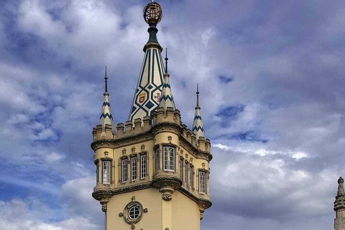 budova s věží a hodinami