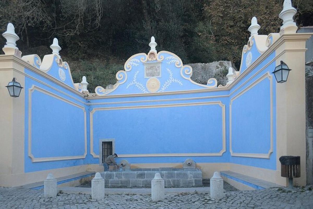 un edificio blu e bianco con una fontana al suo interno