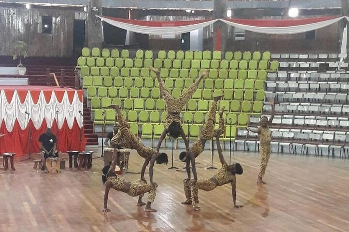 sekumpulan orang menari di atas lantai tarian
