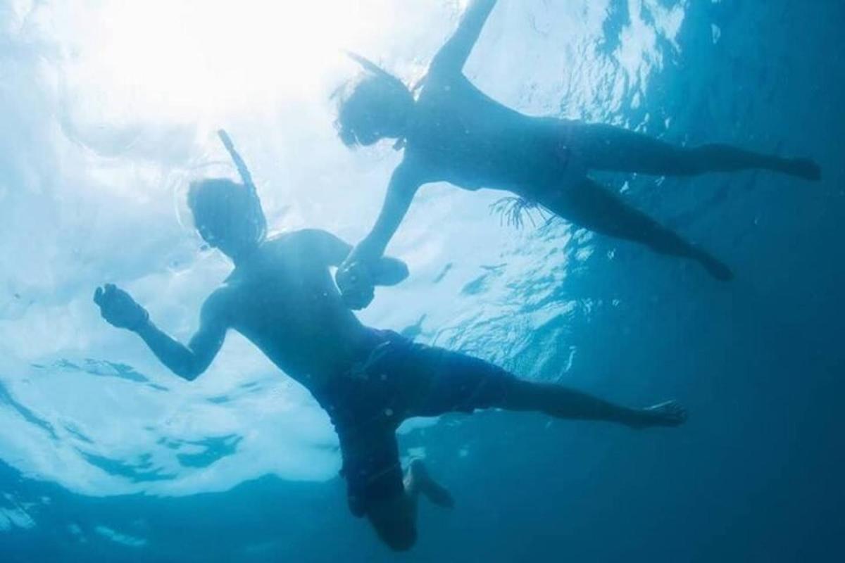 dve osebi plavata v vodi v oceanu