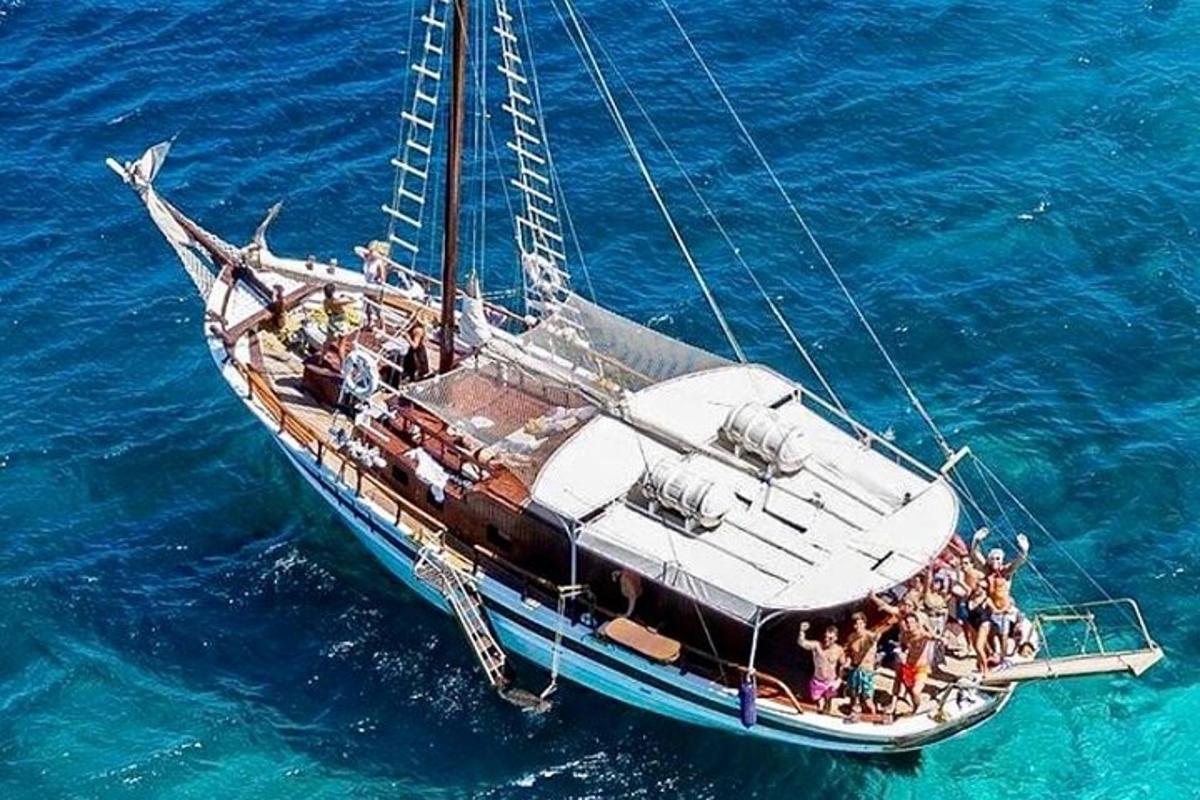 μια ομάδα ανθρώπων σε μια βάρκα στο νερό